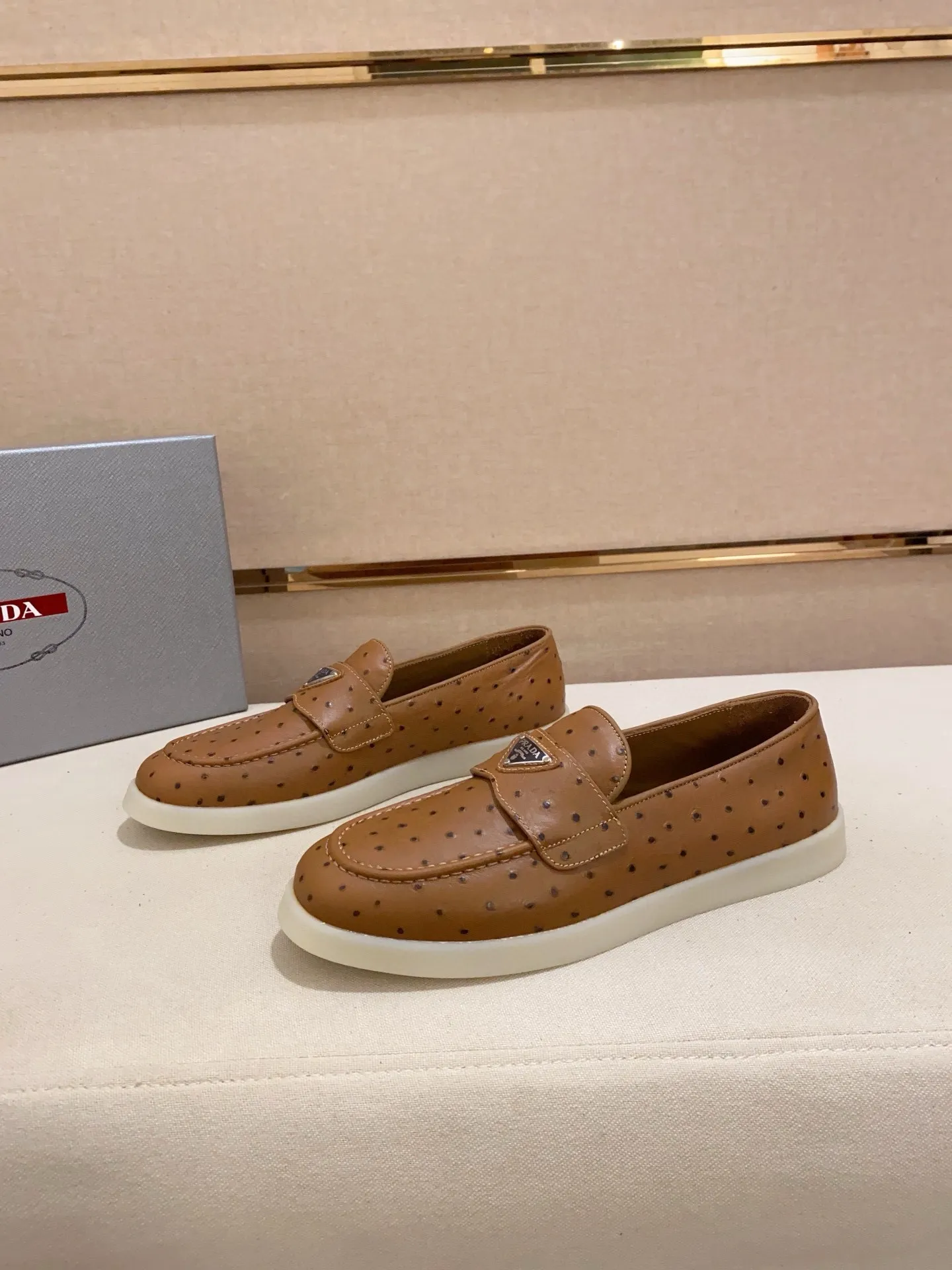 Men's shoes 💰 580💰 ✔️✔️✔️High-quality new PRADA counters are launched at the same time. The new men's shoes and 😘fabrics are selected from high-silk bald cowhide and are made by pure handicrafts. Lining: Full cowhide lining. 👍🏿 High-end ☄️ air-cushion molded anti-slip rubber outsole, exquisite lines, simple and elegant, comfortable and high-end for leisure travel. Code number: 38 to 44 (45 can be customized)